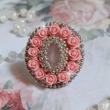 Bague Parisian Roses brodée avec une pierre de gemme : le Quartz Rose orné de cabochons ronds en forme de rose avec des rocailles Argentées japonaises en verre, le tout est monté sur bague en laiton